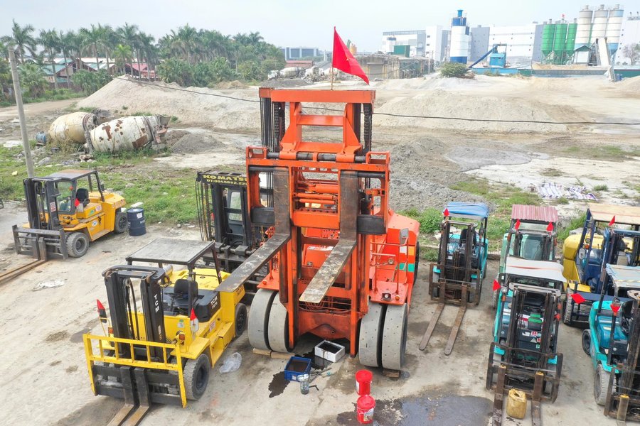 Xe nâng hàng tải trọng lớn thi công